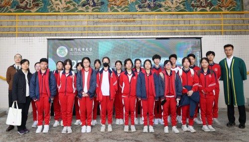 Teachers and students of Escola Hou Kong visited City University of Macau to participate in the smar...
