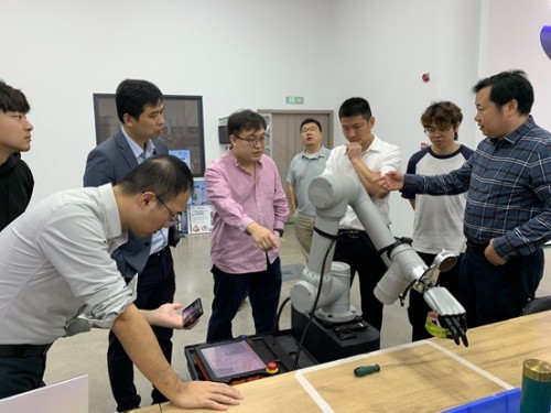 The Faculty of Data Science at City University of Macau visited Zhuhai Modular Space and Zhuhai Genu...