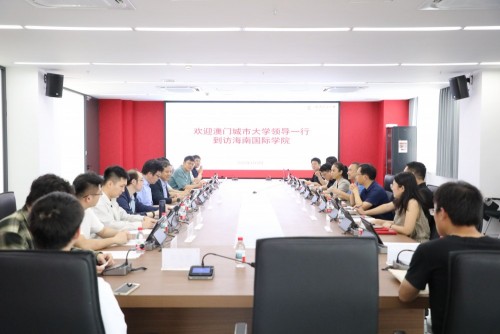 Associate Dean Liu Wenjian Leads Delegation to Hainan for Academic Exchange, Hosts Macao Study Brief...